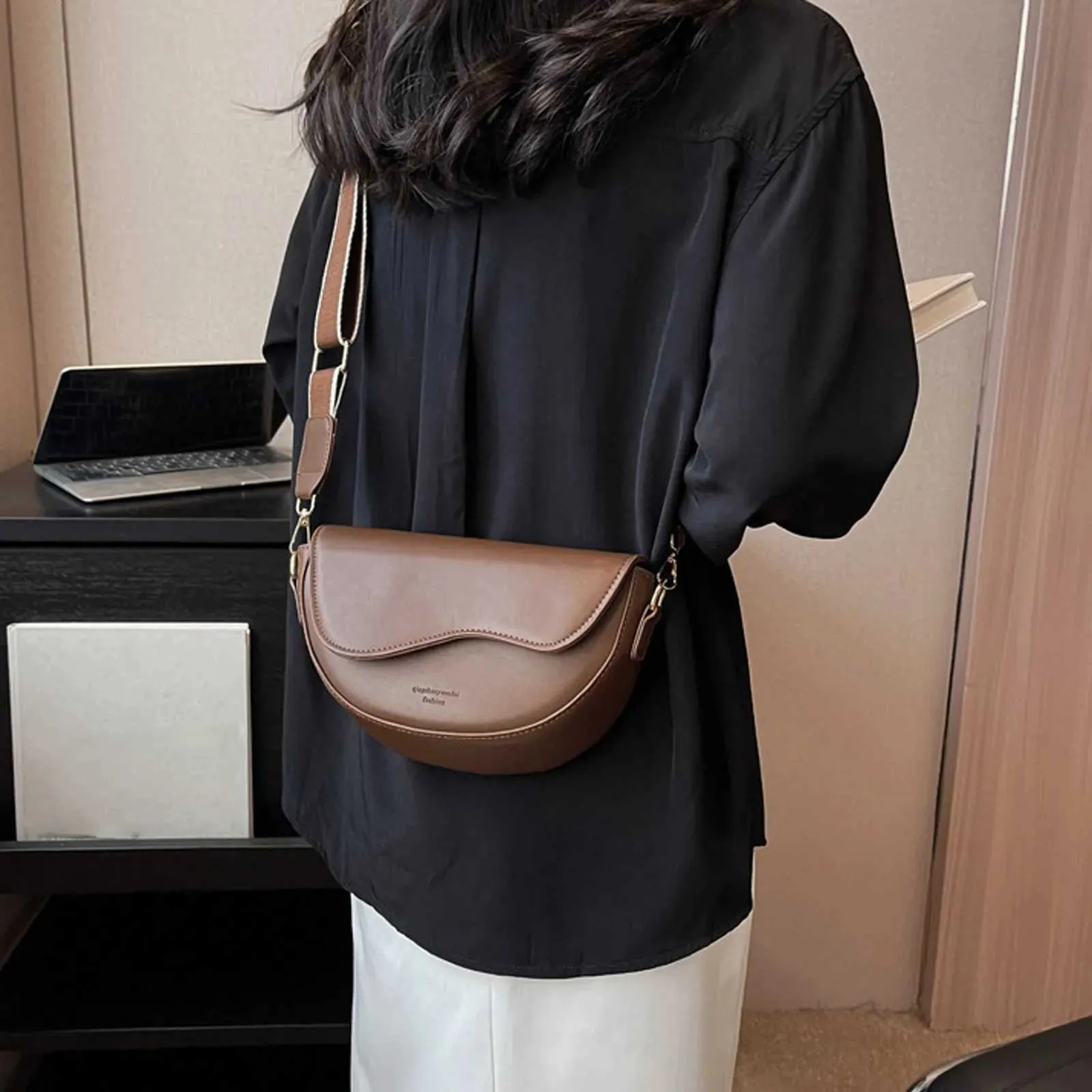 2024 Texture Kleine Retro Vielseitige Crossbody Mode Eine Schulter Unterarm Sattel Tasche Damen Stilvolle RucksackC241216_voghion.com