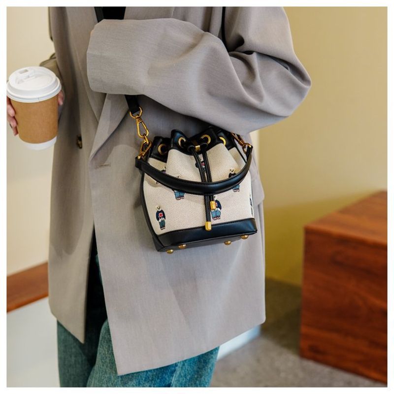 Modische, personalisierte Großraumtasche für Damen 2024, neue süße, tragbare Beuteltasche mit Cartoon-Muster,_voghion.com