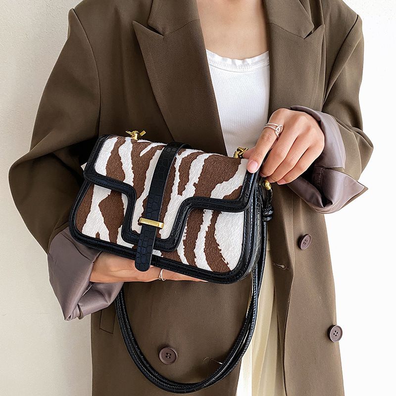 2023 Herbst neue hochwertige Textur Umhängetasche modische Persönlichkeit vielseitige gestreifte Tasche Außenhandel_voghion.com