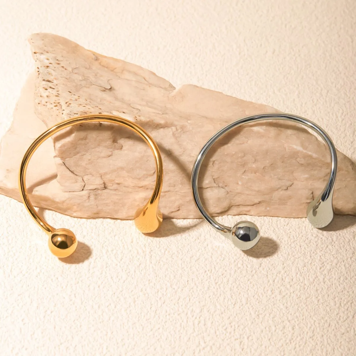 Bracciale con apertura asimmetrica in acciaio inossidabile placcato oro per donna, fabbrica di gioielli alla moda e versatile all'ingrosso_voghion.com