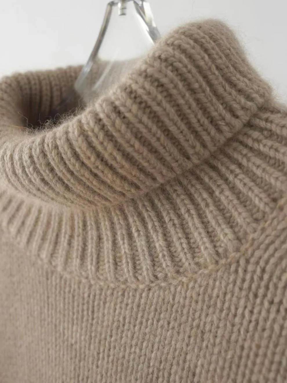 Pulls pour femmes Pull tricoté en cachemire pour femmes Élégant col haut Col roulé Lâche Épaissir Chaud Couleur unie_voghion.com
