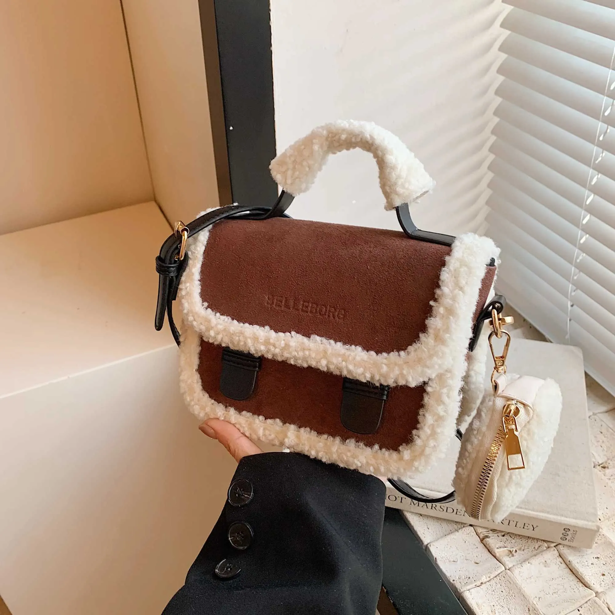 Nuevos bolsos de alta gama y de nicho con forma de cruz congelada para 2024 Y241216_voghion.com