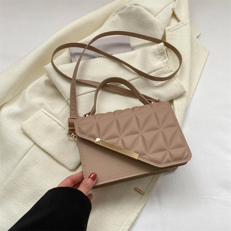 Borsa a mano mini trapuntata Boho-Chic Dia 2025 - Elegante borsa a tracolla intrecciata con tracolla regolabile e ciondolo vintage_voghion.com
