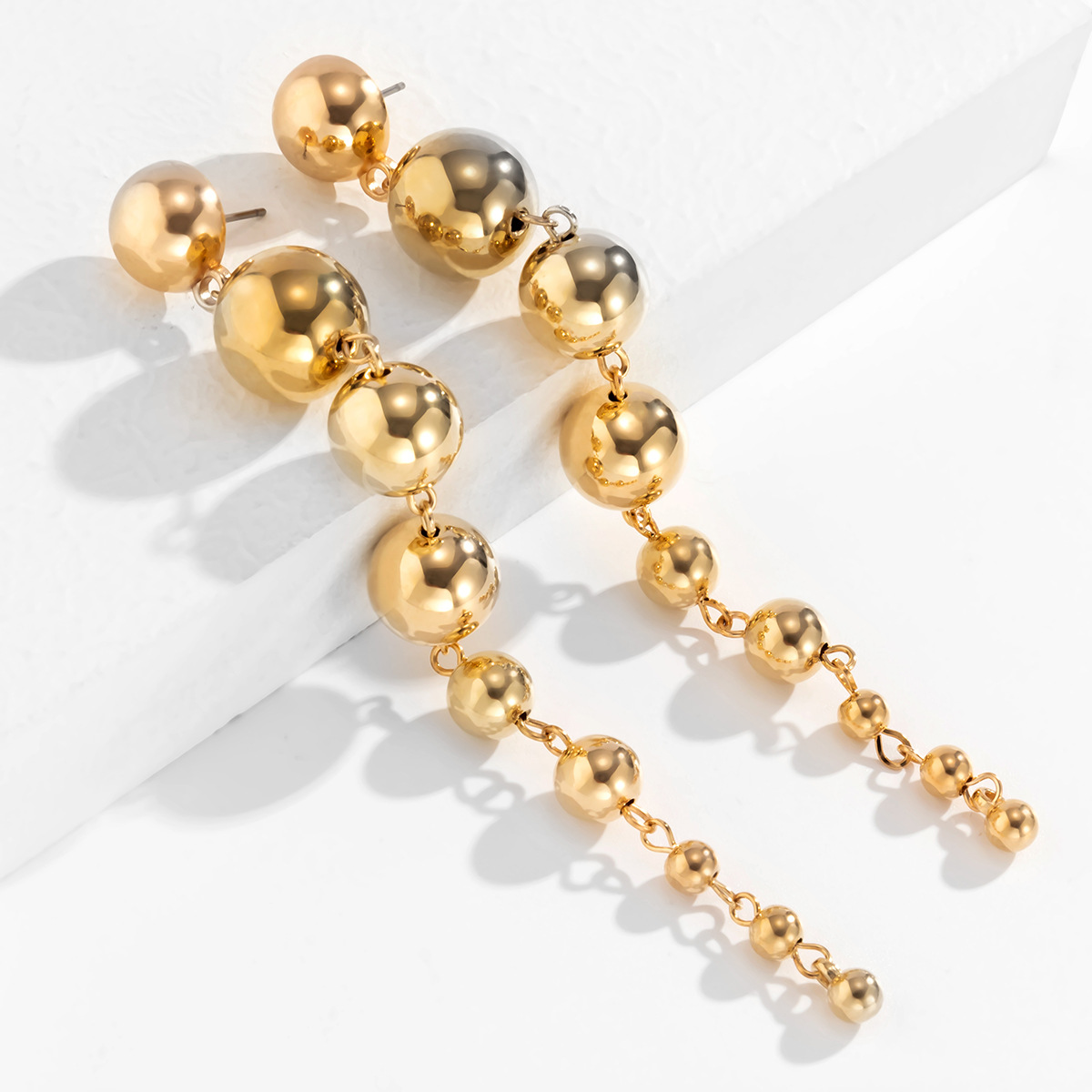 Boucles d'oreilles en perles de taille féminine à la mode géométrique personnalisée Perles en métal Nouveaux accessoires d'oreille pour femme_voghion.com