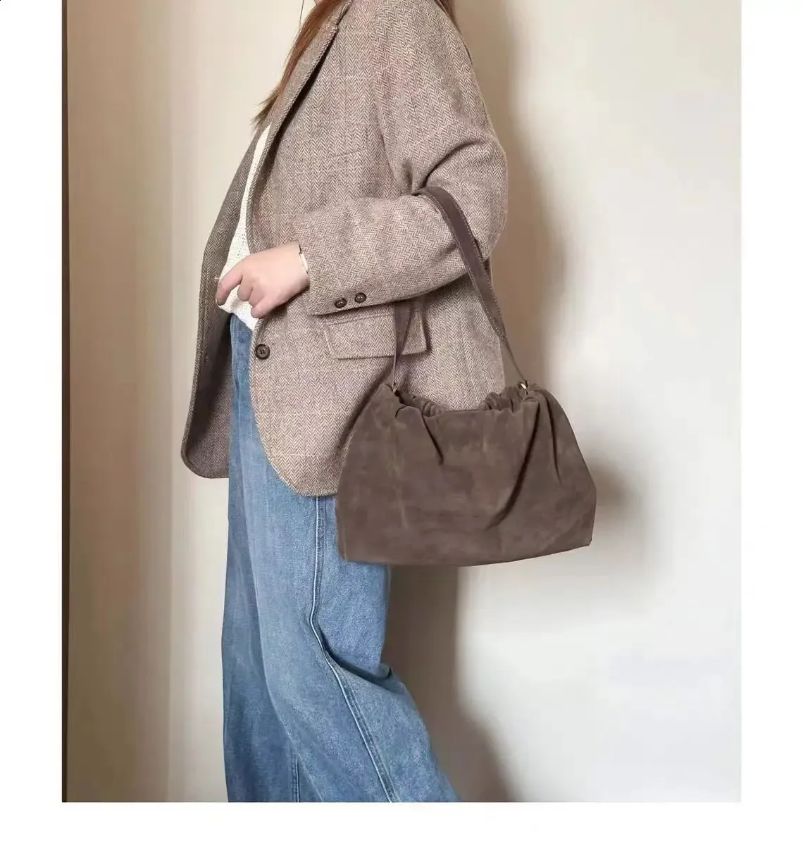 Borsa a spalla e borsa a mano in camoscio da donna con due cinghie_voghion.com