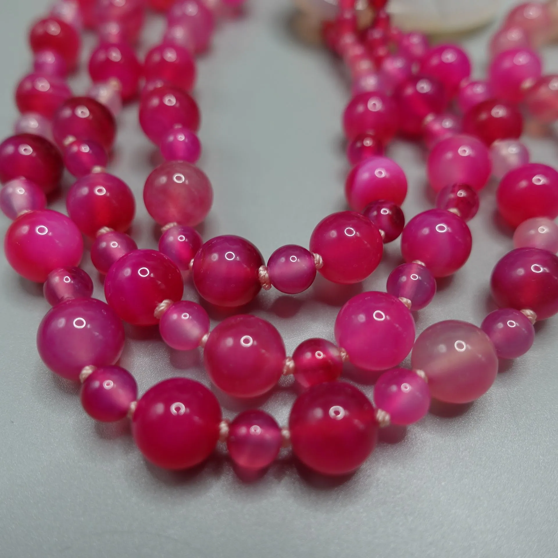 Ketten mittelalterliche Vintage natürliche Achat-Halskette mehrschichtig übertriebene Rose rot dreischichtige Kunst Jade_voghion.com