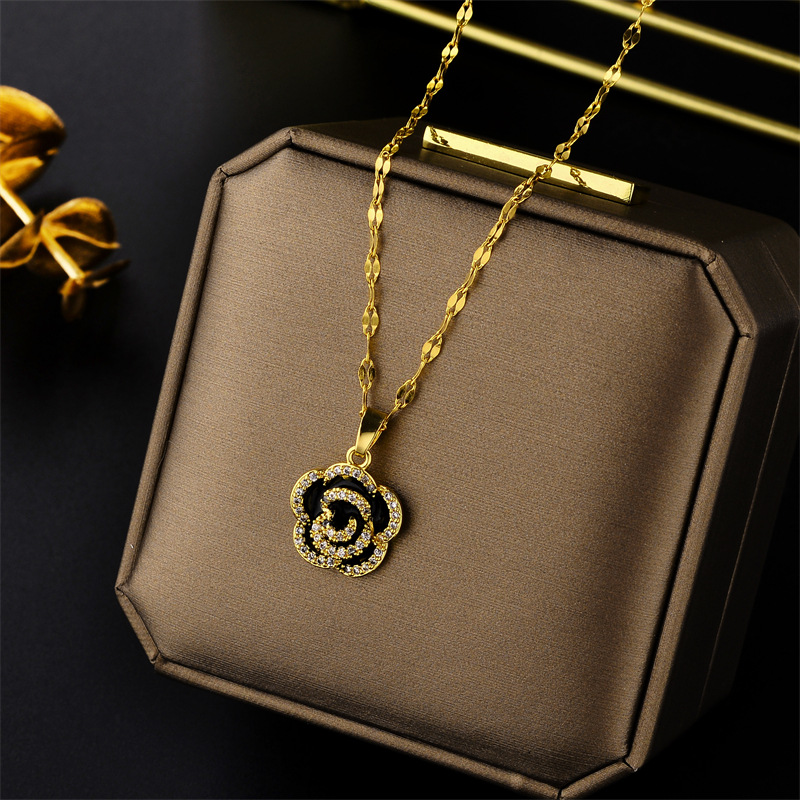 Three-layer rose titanium steel necklace, personalized collarbone chain, exquisite and fashionable accessories