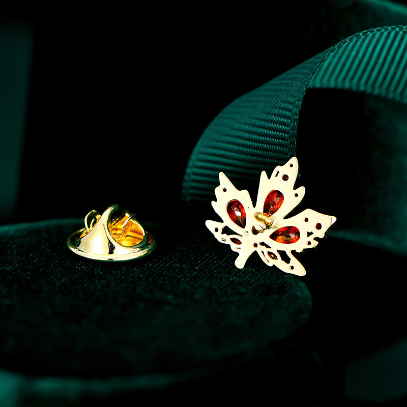 Spilla autunnale in foglia d'acero, temperamento elegante, fibbia leggera antiscivolo, personalità creativa, piccola spilla da colletto, semplice_voghion.com
