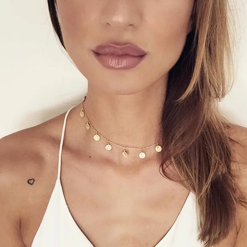 Colar choker com lantejoulas e pingentes de moeda para mulher_voghion.com