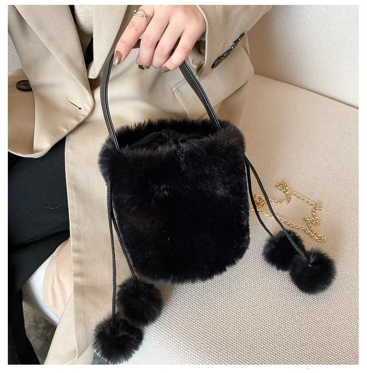 Sac à main en peluche avec cordon de serrage et boule de laine antivol, sac à bandoulière à une épaule, sac seau à la mode pour femmes 240820_voghion.com