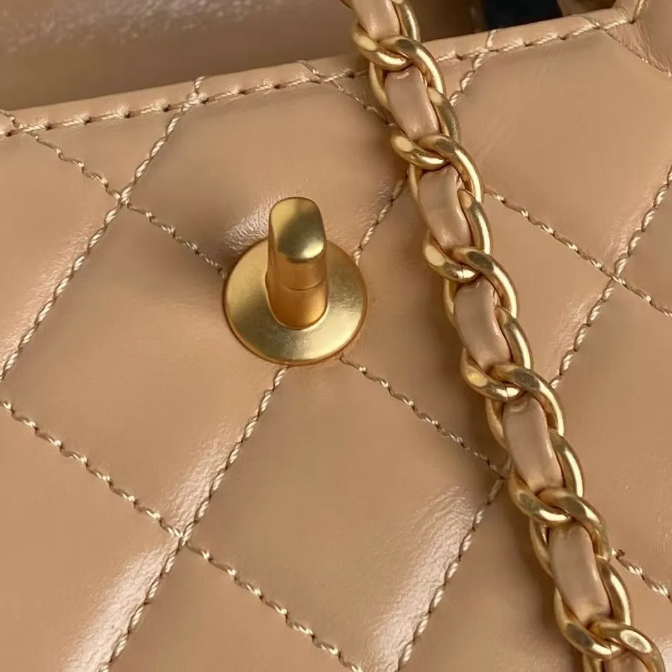 Abendhandtaschen: Klassische Clutch aus Kalbsleder mit Tragegriffen oben, goldenen Metallteilen und Ketten-Schulterriemen – Designer-Geldbörse_voghion.com