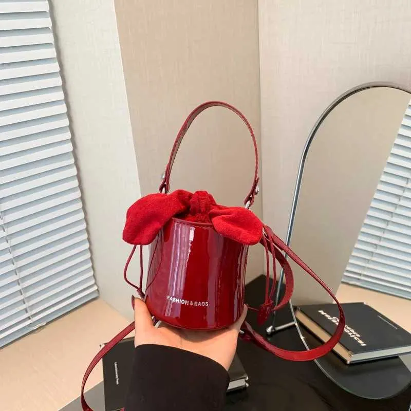 Mini Exquisite Weinrot Hochglanzlack Oberfläche Umhängetasche 2024 Neue Schleife Drstring Unterarm Taschen High Street Lippenstift_voghion.com