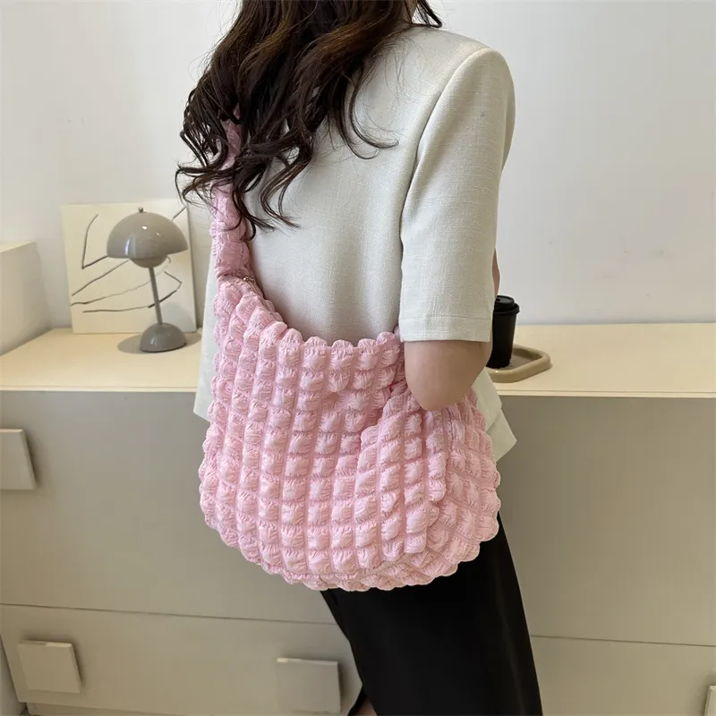 Borsa a tracolla trapuntata imbottita sotto le ascelle da donna, con pieghe a bolle, secchiello, borsa firmata, arricciata, nuvola, shopping_voghion.com