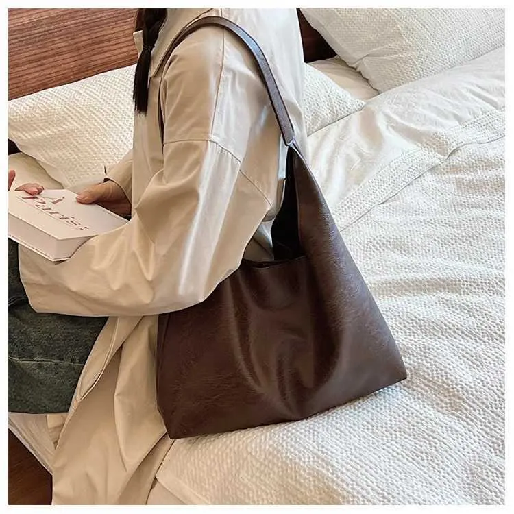 Lightweight PU soft leather large capacity womens shoulder lower arm buckle casual style makeup bag Y241123_voghion.com