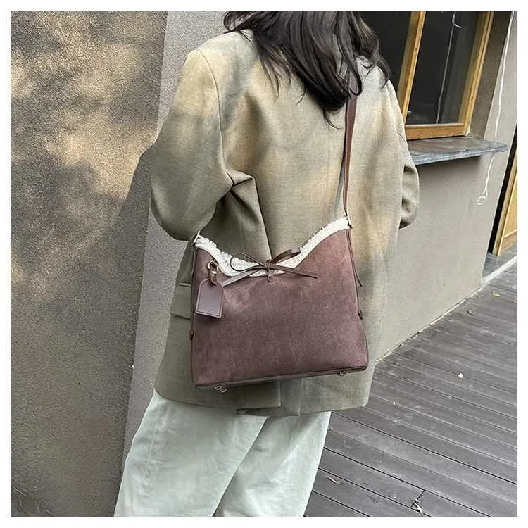 Borsa a secchiello e borsa a spalla in scamosciato per donna_voghion.com