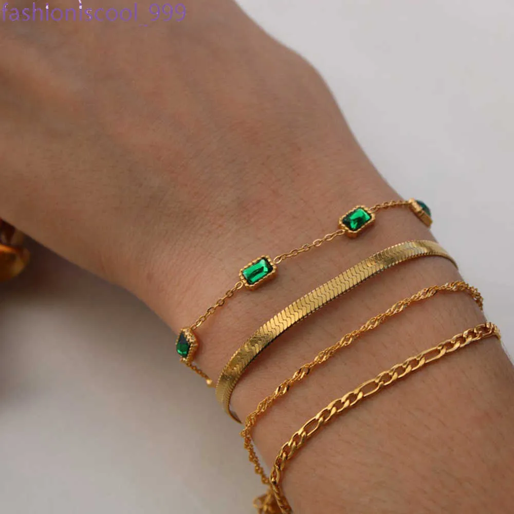 Bracciale minimalista con zirconi verdi a spina di pesce e catena Figaro intrecciata con ciondoli di smeraldo_voghion.com