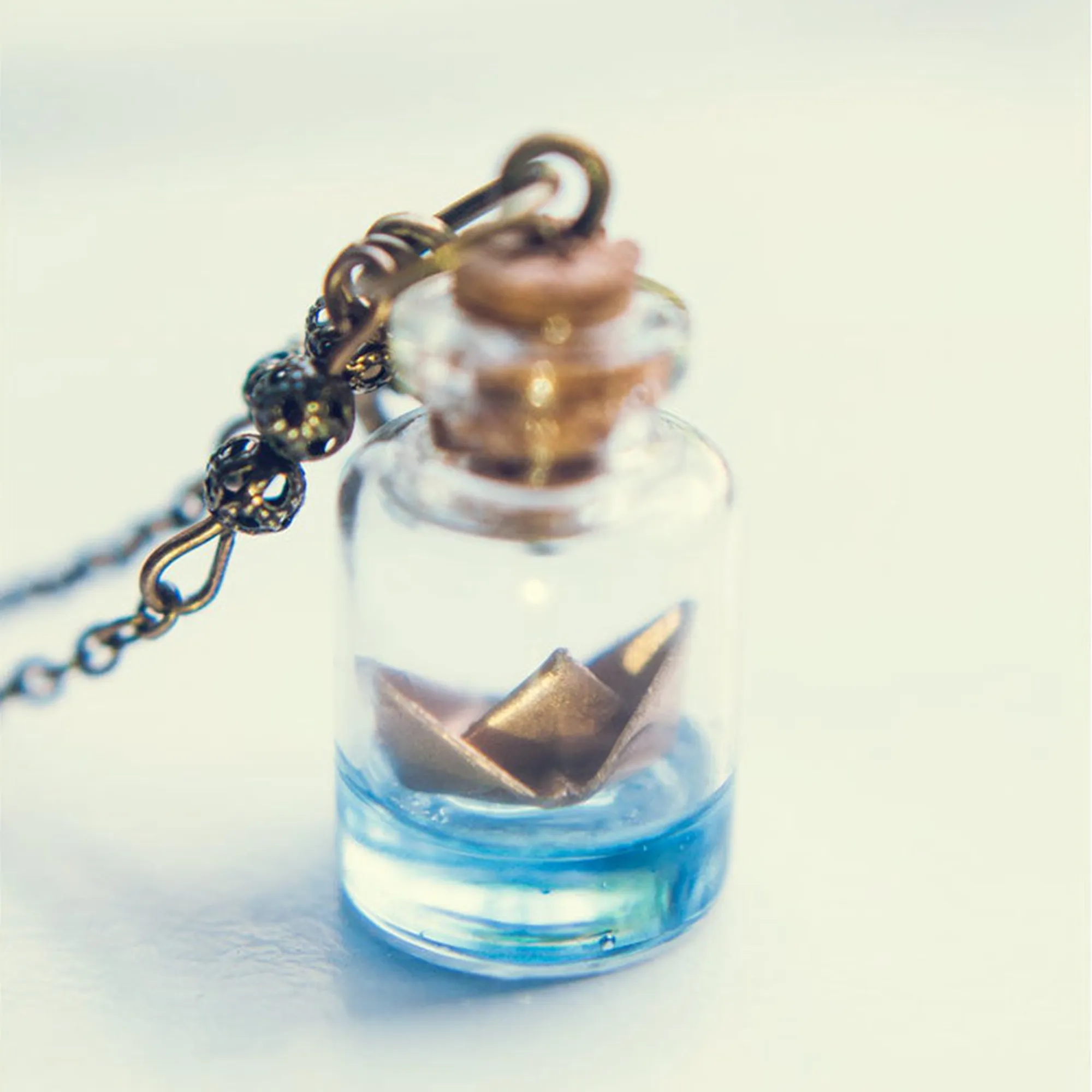 Collier pendentif bouteille en verre doré bateau origami_voghion.com