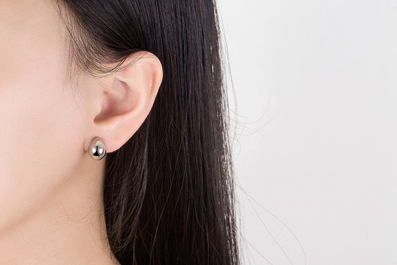 Cold style high end geometric water drop glossy bean sier needle earrings_voghion.com