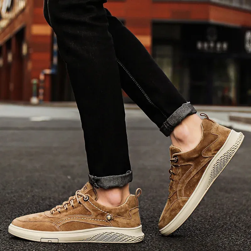Chaussures de skateboard décontractées marron pour hommes, faites à la main, en daim, style coréen, baskets de haute qualité, à lacets peu profonds, 250310_voghion.com
