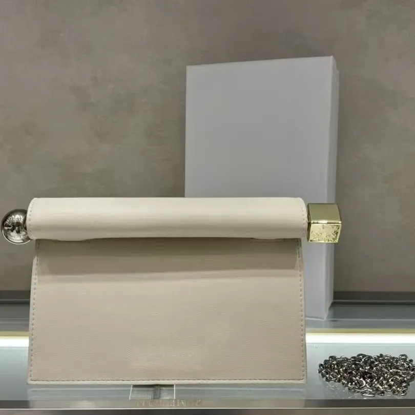 Elegante pochette da sera in pelle di agnello per uscite_voghion.com
