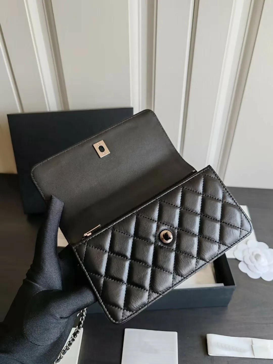 Hochwertige Designer-Handtaschen im 1:1-Design mit Klappe und echtem Kalbsledergriff oben, silberfarbene Metallschnalle, Haspenkette, Umhängetaschen_voghion.com