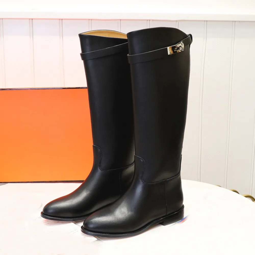 Hoher Stiefel mit abgerundeten Kanten und niedrigem Absatz, glattes, pflanzlich gegerbtes Kalbsleder, zum Hineinschlüpfen, Schnallenverzierung, runde Zehenpartie, kniehoch_voghion.com