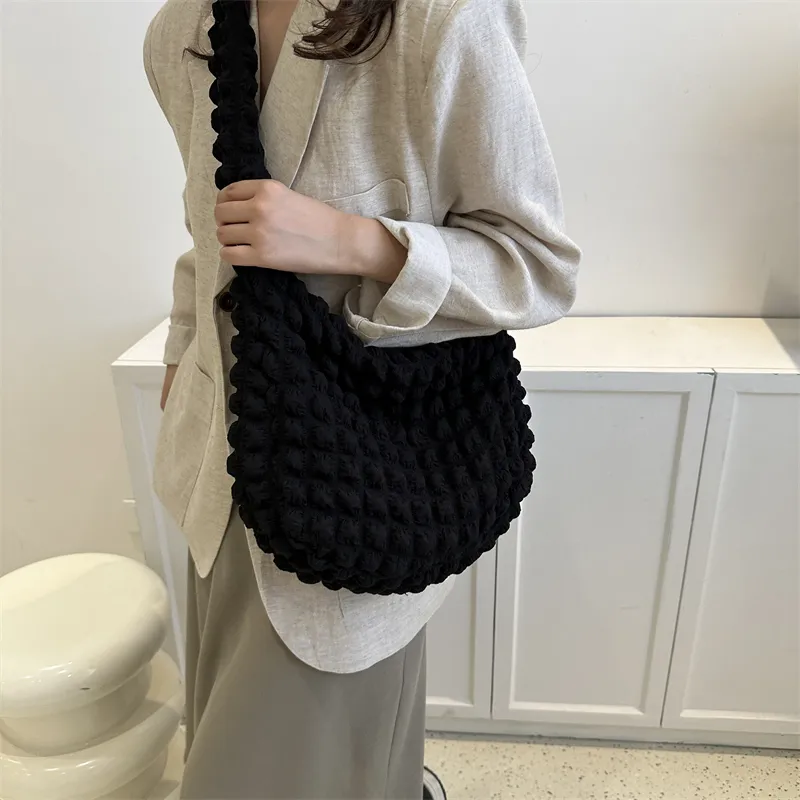 Borsa a tracolla trapuntata imbottita sotto le ascelle da donna, con pieghe a bolle, secchiello, borsa firmata, arricciata, nuvola, shopping_voghion.com