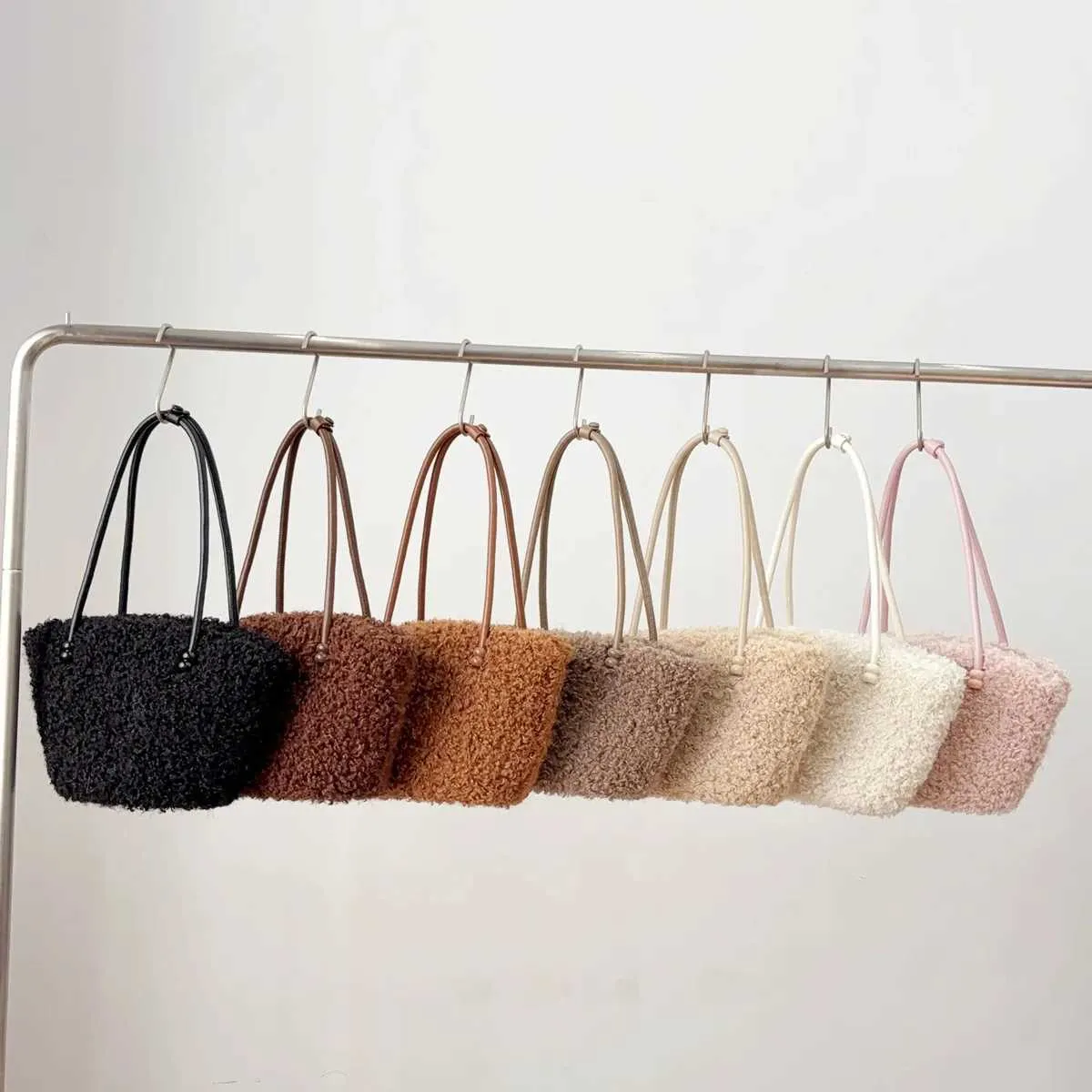 Bolso de hombro de felpa para mujer, de moda, liso, suave, informal, de lana de cordero, de gran capacidad, ligero, para uso diario._voghion.com