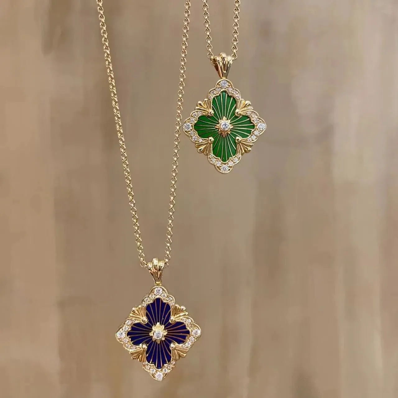 Collier pendentif trèfle en nacre blanche finition italienne_voghion.com