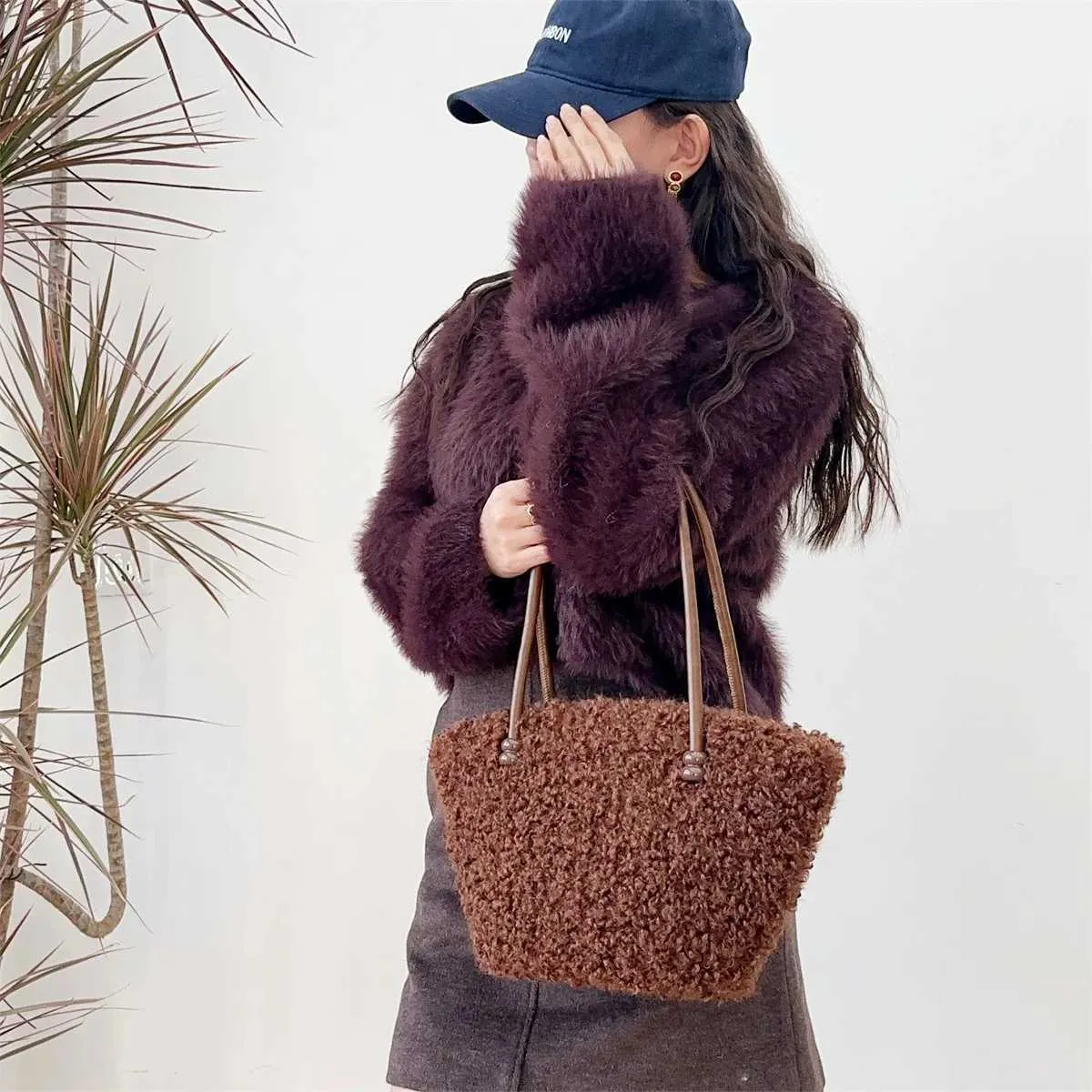 Bolso de hombro de felpa para mujer, de moda, liso, suave, informal, de lana de cordero, de gran capacidad, ligero, para uso diario._voghion.com