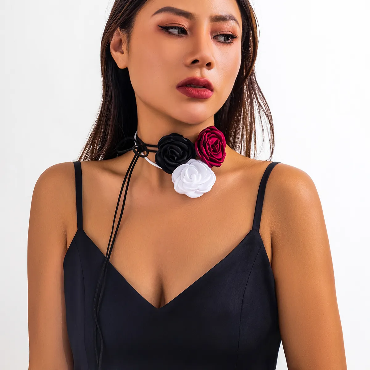 Collana girocollo a fiore con pendente a petalo per donna_voghion.com