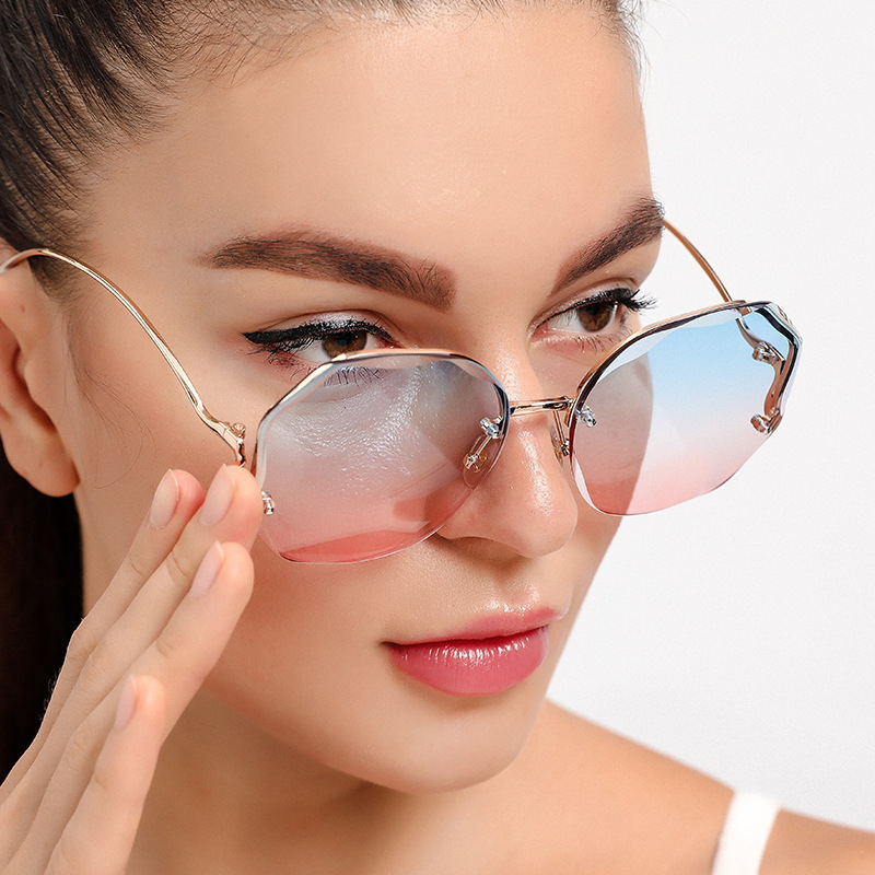 Nuovi occhiali da sole alla moda senza montatura per donna con aste curve in metallo deformato, occhiali da sole con protezione solare ripresi da celebrità di Internet._voghion.com