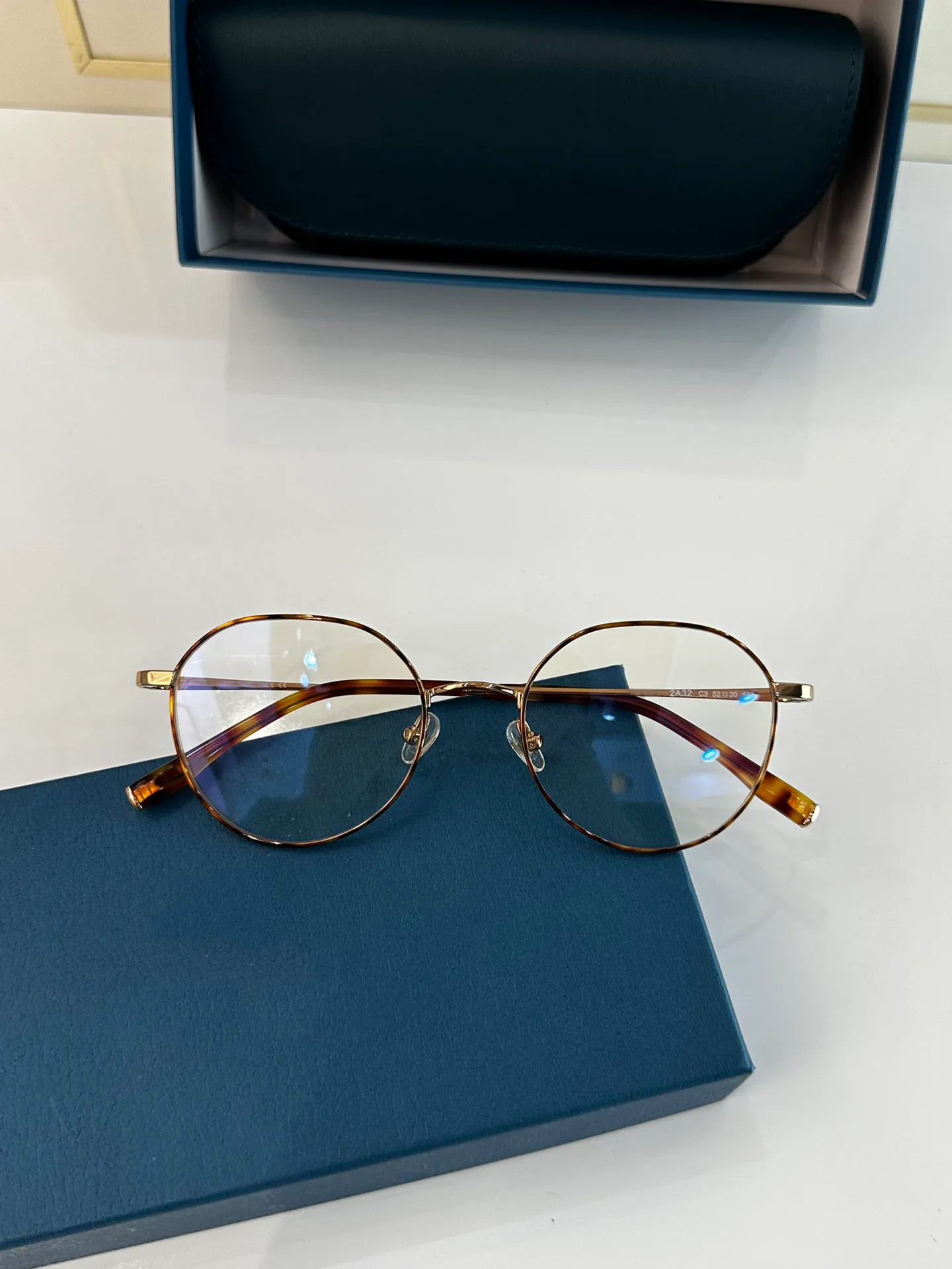 Womens gold metal thin frame simple comfortable light students SIZE52 20 148 high quality mens sunglasses with box_voghion.com