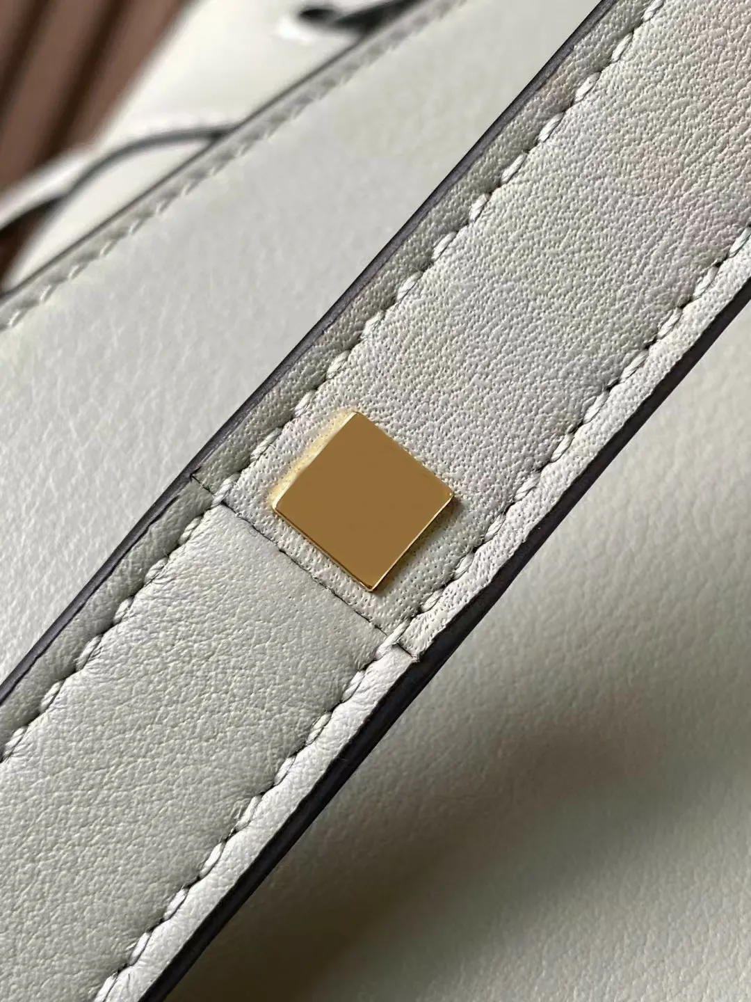 Borsa a mano Hobo in pelle, borsa a secchiello in pelle di vitello grana: borsa a tracolla con coulisse in metallo dorato di design per uso quotidiano da donna_voghion.com
