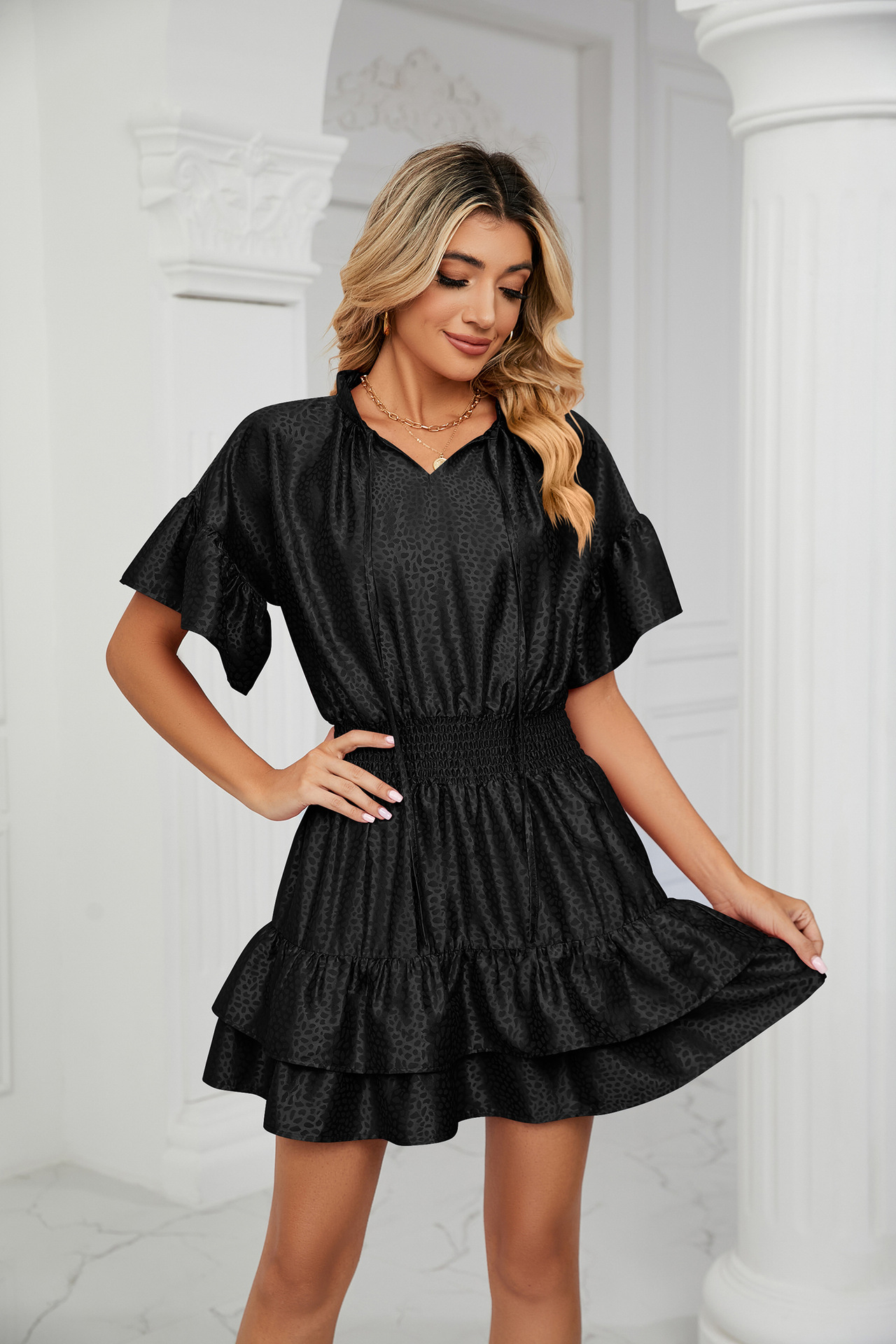 Damenkleid aus Satin mit fester Taille, lockerem V-Ausschnitt und Rüschen_voghion.com