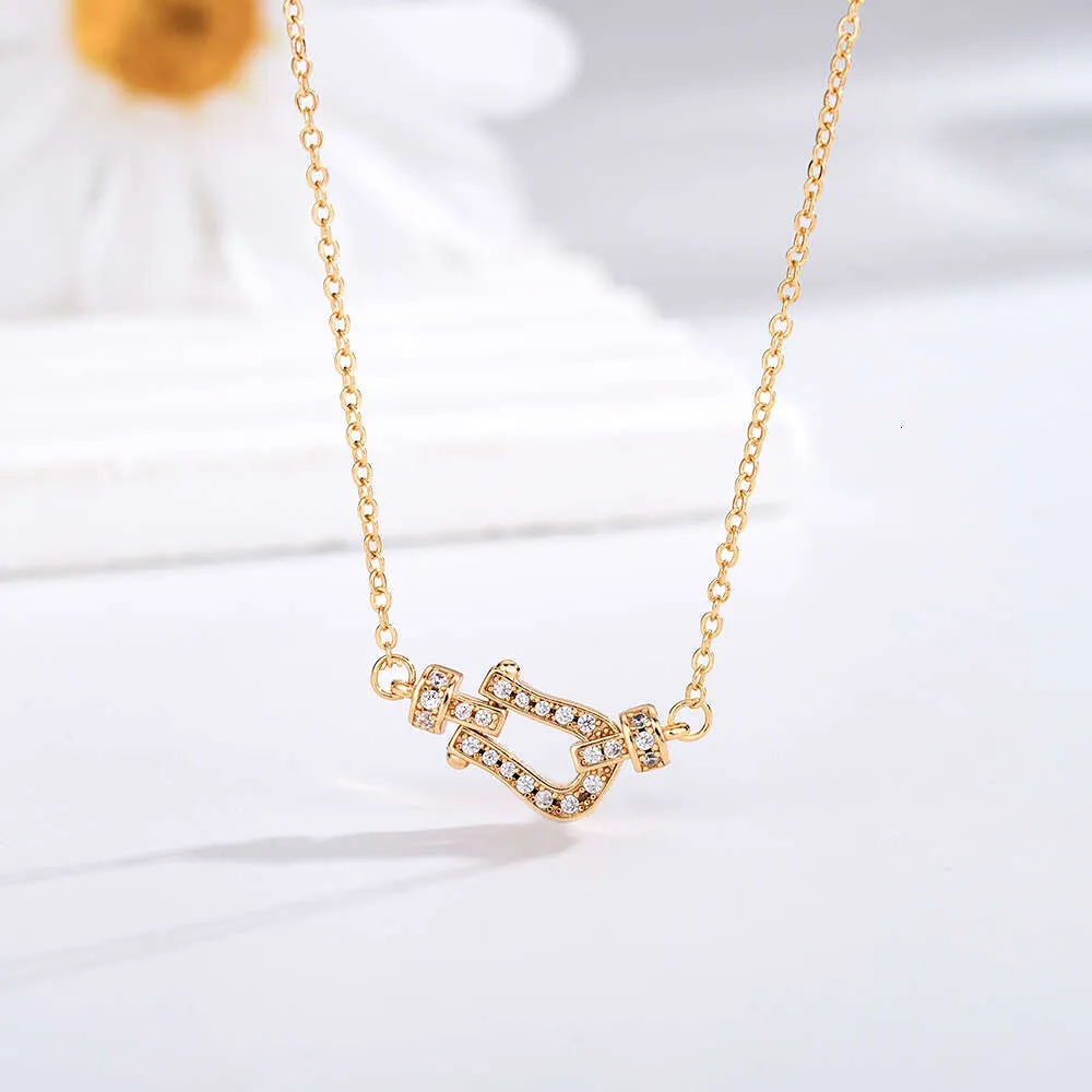 collana da donna di design con cuore in argento con fibbia a ferro di cavallo con diamanti pieni di precisione, collana in oro 54b_voghion.com