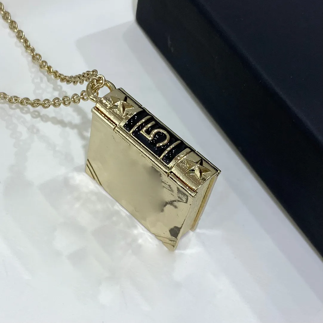 Catene Chevalier D'Eon 2022 Collana con libro a forma di leone Numero stella Per donna Gioielli di moda Articoli per feste e banchetti Catene Sidn22_voghion.com