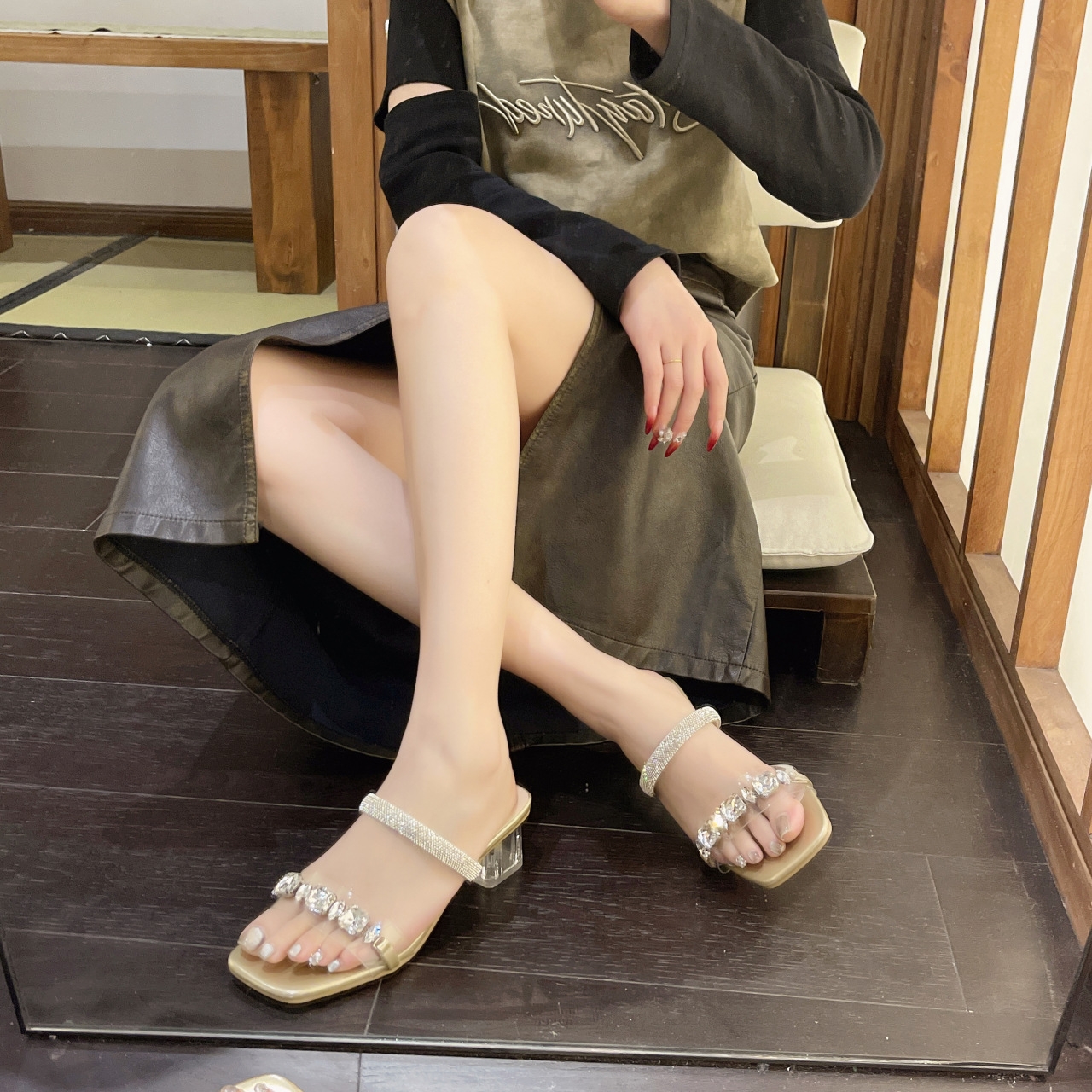 Grandi dimensioni cool per l'estate 2024 da donna nuovi tacchi alti spessi trasparenti, pantofole con linea di strass_voghion.com