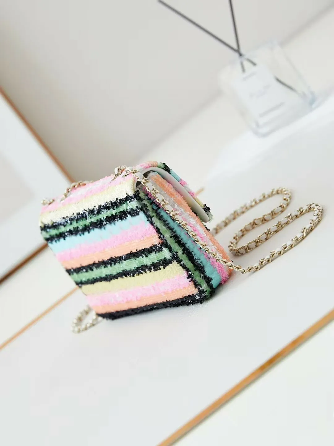 Exquisite Sequin Flap Bag - Dazzling Multicolored Evening Handbag With Gold Hardware And Chain Shoulder Strap_voghion.com