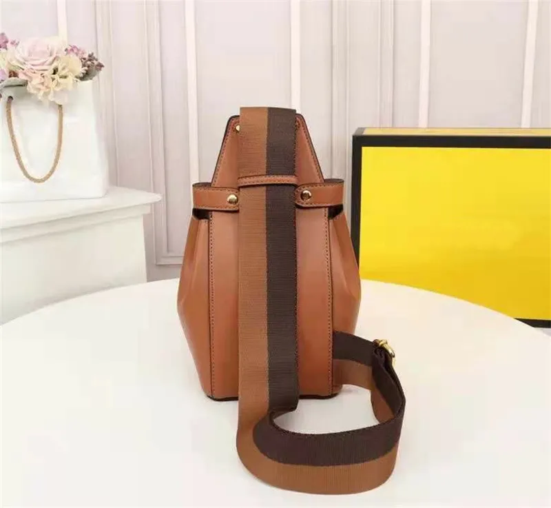 Tracolla per chitarra, designer: unisex, in pelle marrone con fibbia dorata, versatile strumento musicale e marsupio alla moda._voghion.com