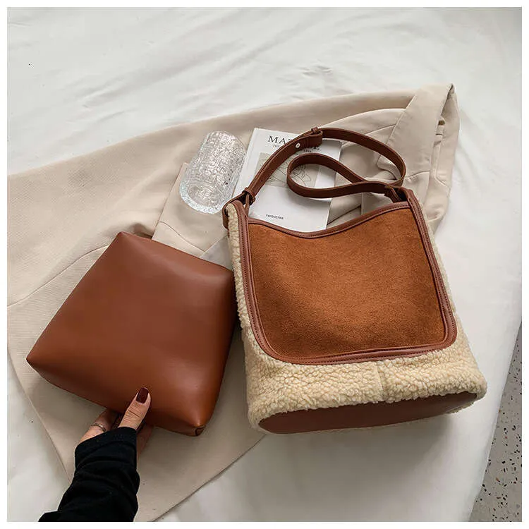 Grand sac à bandoulière de grande capacité pour femme 2023, nouveau sac fourre-tout en laine d'agneau d'automne et d'hiver en peluche, sac seau à une épaule_voghion.com