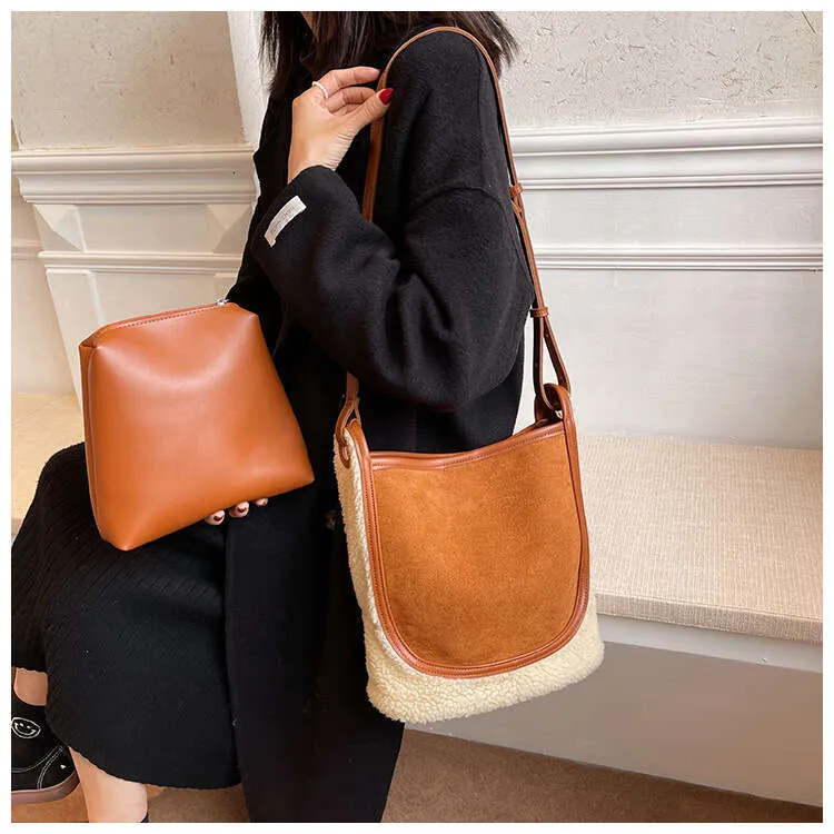 Grand sac à bandoulière de grande capacité pour femme 2023, nouveau sac fourre-tout en laine d'agneau d'automne et d'hiver en peluche, sac seau à une épaule_voghion.com