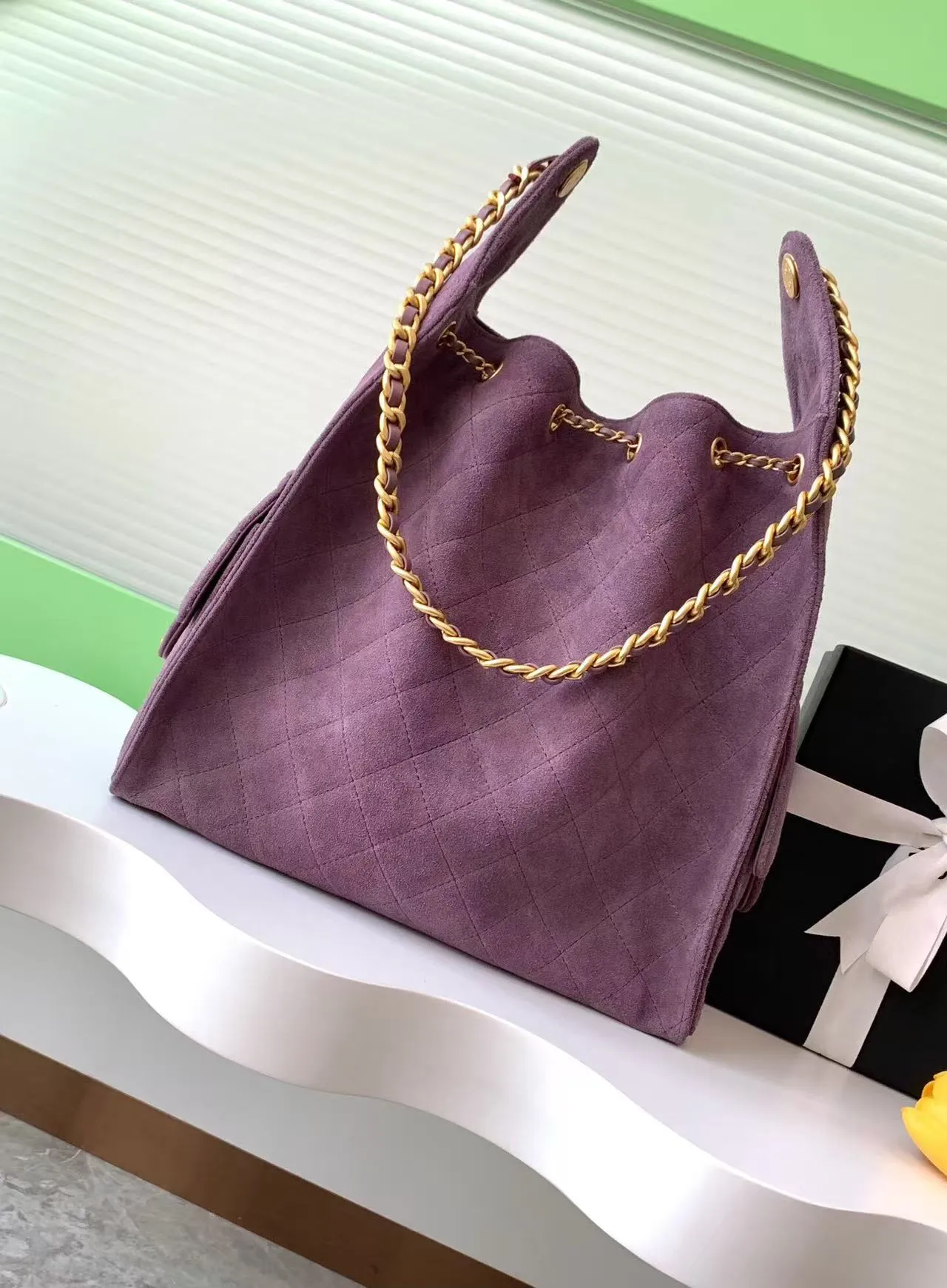 Bolsa Hobo de Designer com Acabamento Premium em Camurça Sintética, Múltiplos Bolsos, Alça de Ombro e Transversal, Ideal para Compras na Moda_voghion.com