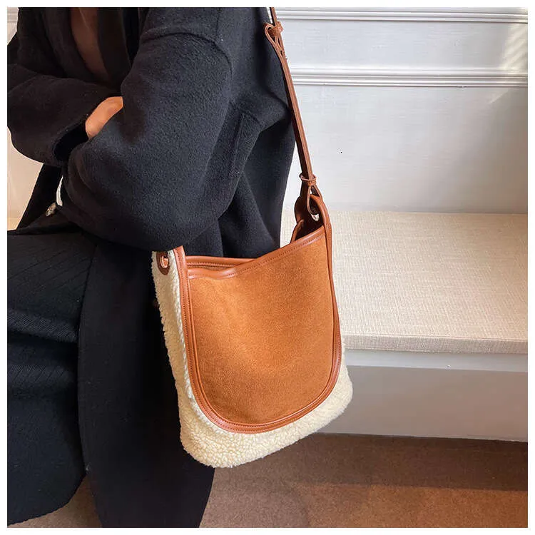 Grand sac à bandoulière de grande capacité pour femme 2023, nouveau sac fourre-tout en laine d'agneau d'automne et d'hiver en peluche, sac seau à une épaule_voghion.com