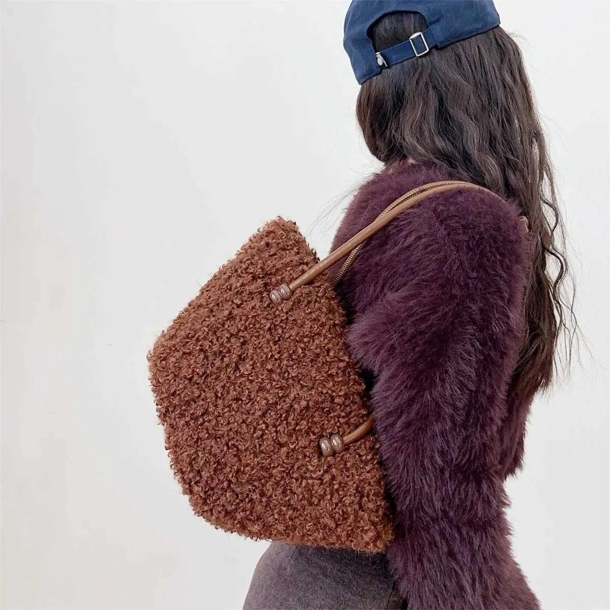 Bolso de hombro de felpa para mujer, de moda, liso, suave, informal, de lana de cordero, de gran capacidad, ligero, para uso diario._voghion.com