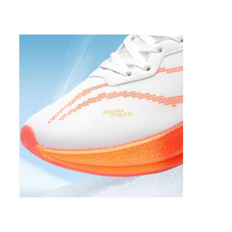 Raccomandazione principale: un paio di scarpe da corsa con membrane in gomma antideflagranti e piastre in carbonio._voghion.com