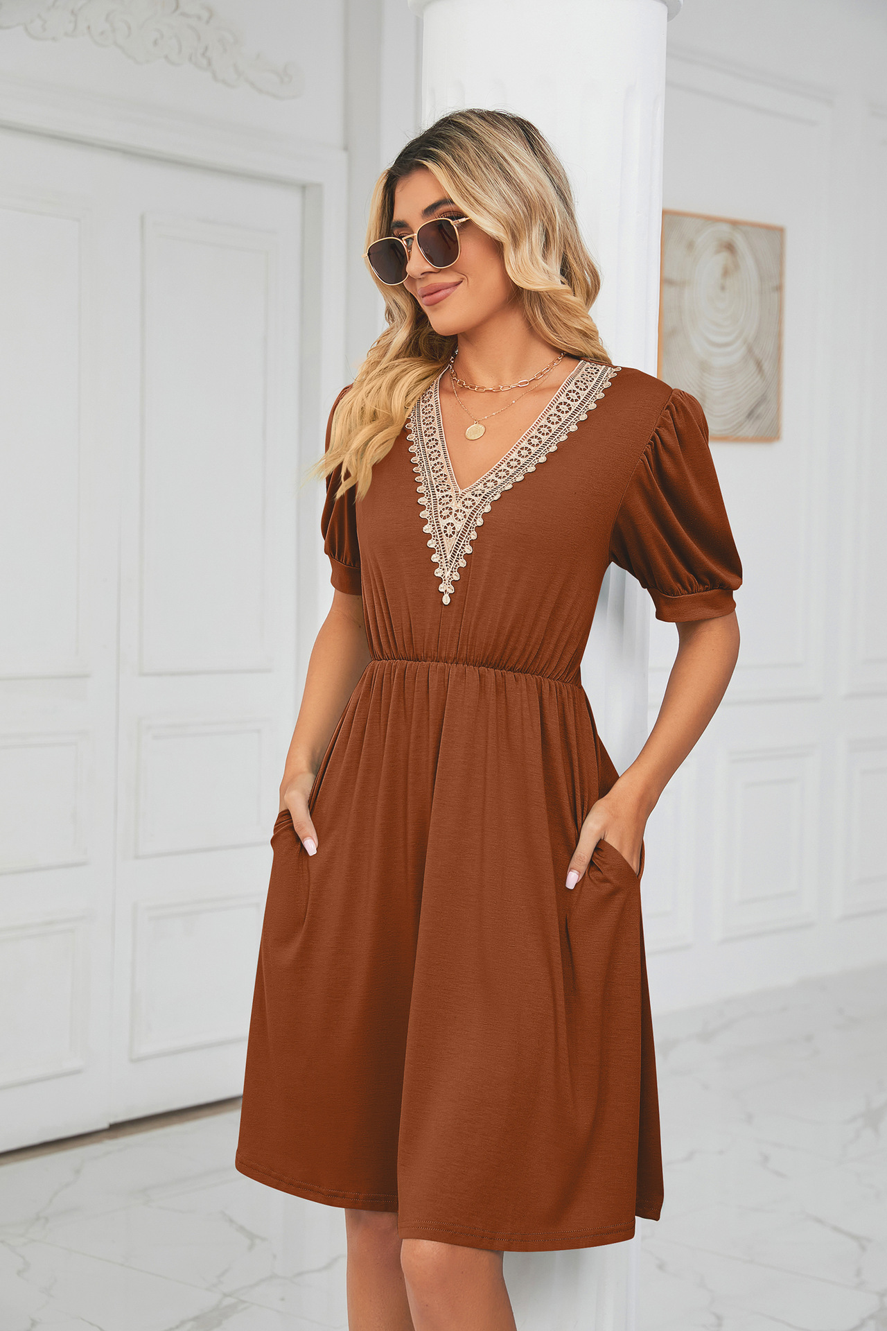 Damenkleid mit V-Ausschnitt und kurzen Ärmeln, mit festem Spitzenaufnäher_voghion.com