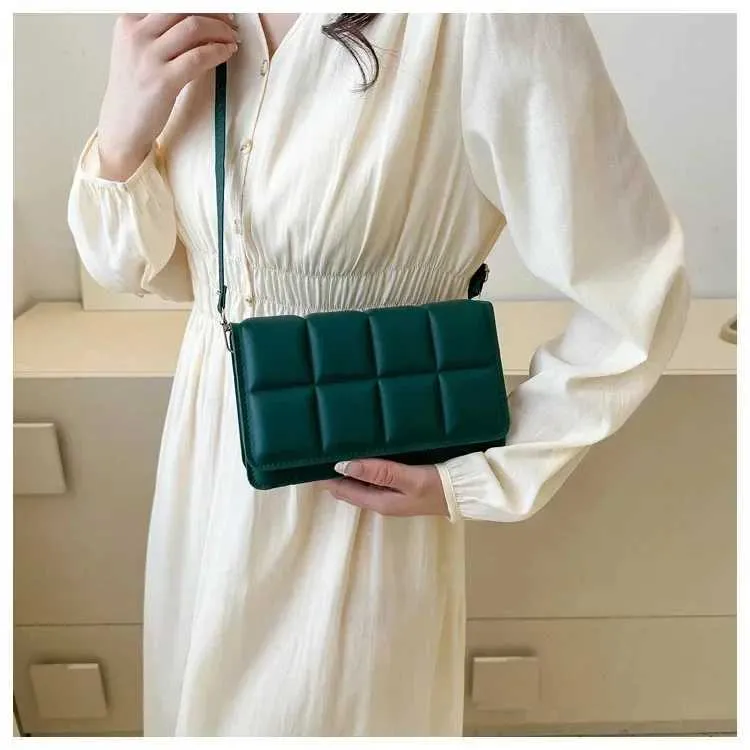 Qiuxin 2024 Fem Literatur Einzelschuh Ethnisches Design Umhängetasche Trend Warm Bao Bolsos Y241106_voghion.com