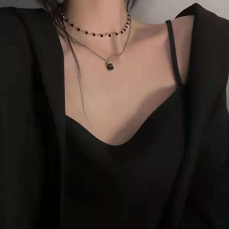 Vendite calde 2024 Nuova moda Collana girocollo con perline di cristallo nero per donna Collana con colletto con lucchetto a forma di laccio con fiore Regali_voghion.com