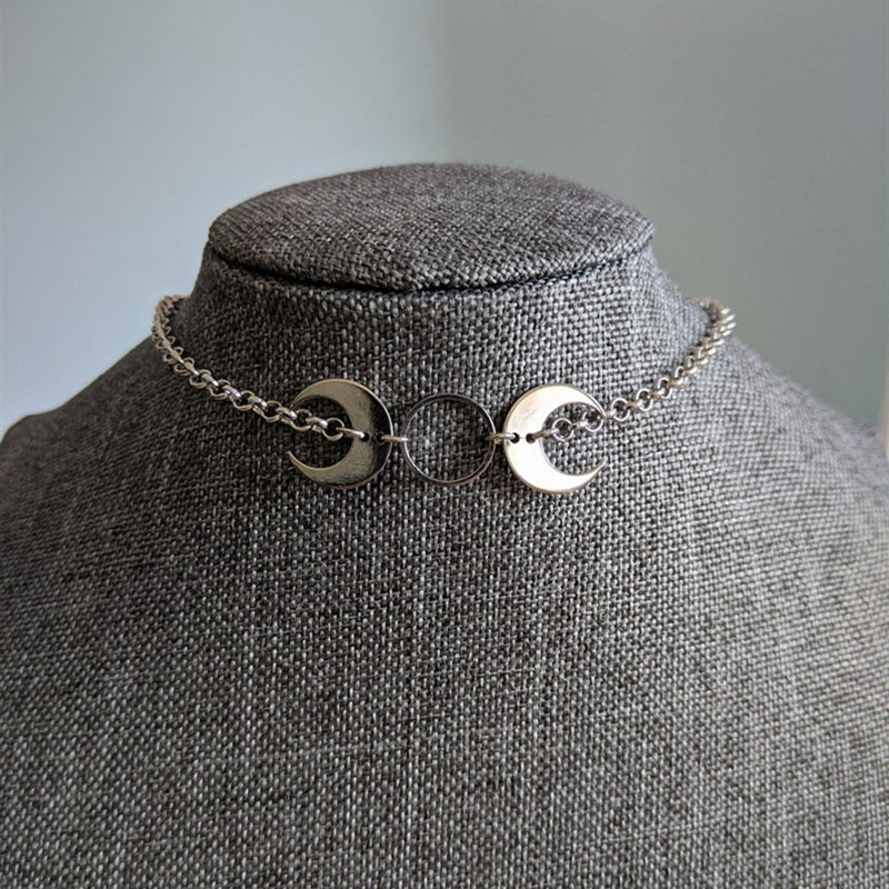 Collana con ciondolo luna minimalista gioiello in argento_voghion.com